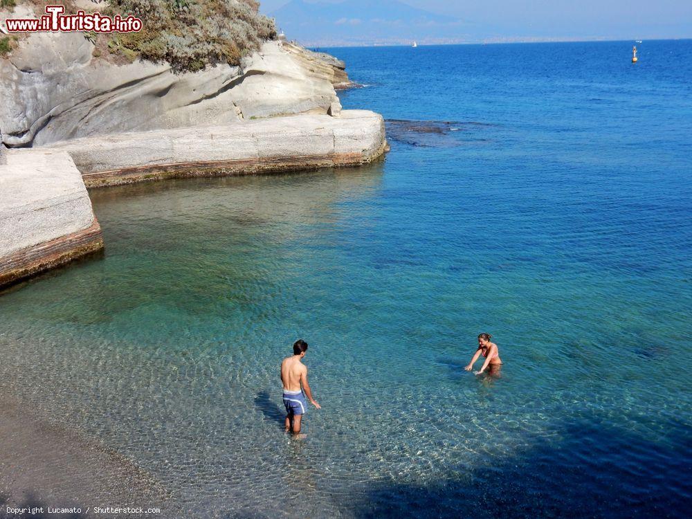 Immagine La spiaggia di Gaiola nella baia di Trentaremi a Napoli, Campania - © Lucamato / Shutterstock.com