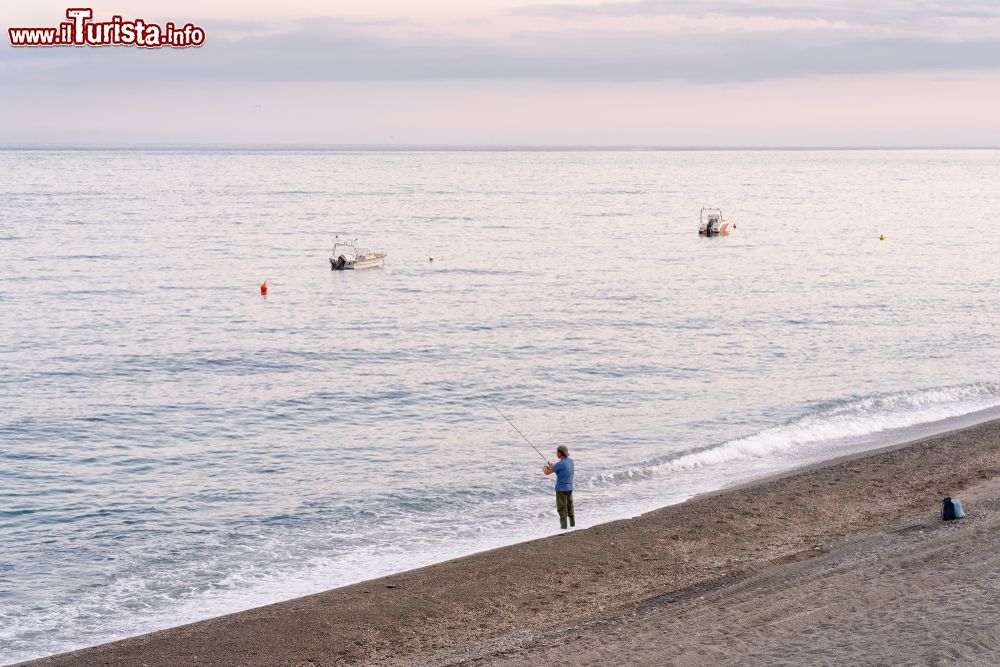 Immagine La spiaggia di ghiaia a Nizza di Sicilia fotografata all'alba, siamo provincia di Messina