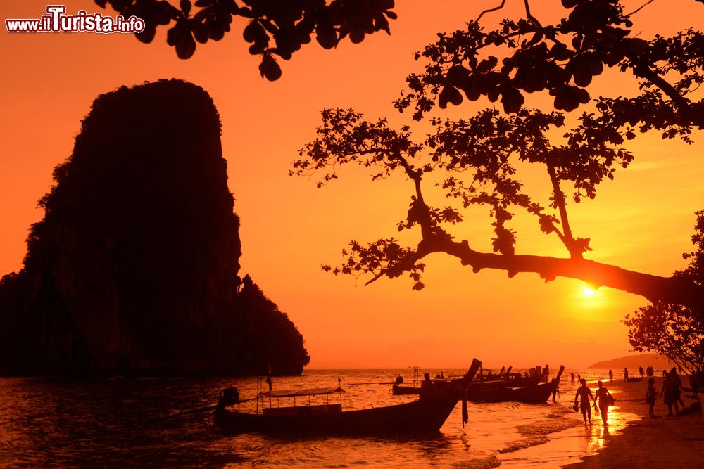 Immagine La spiaggia di Hat Phra Nang a Railay al tramonto (Thailandia) vicino a Ao Nang. Affacciato sul Mare delle Andamane, questo tratto di litorale è fra i più suggestivi dell'isola.