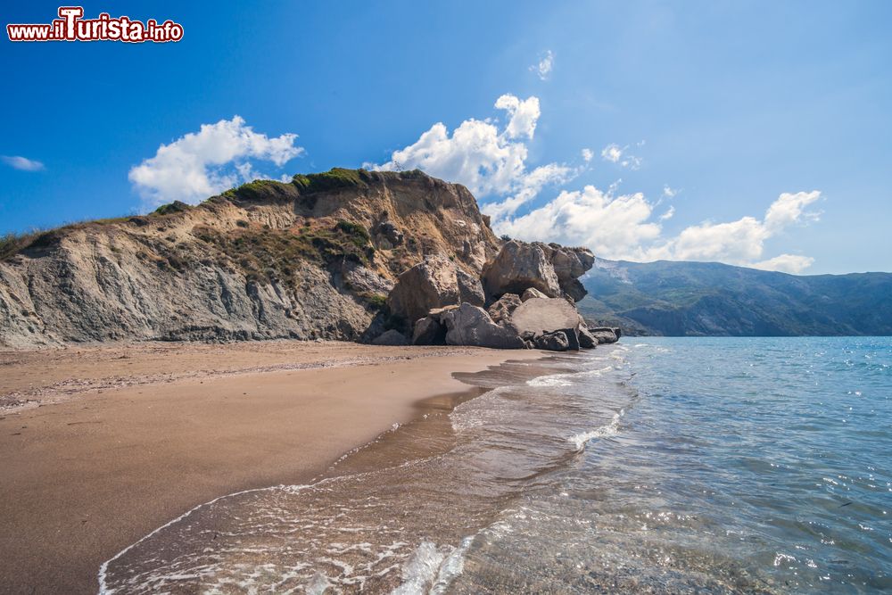 Immagine La spiaggia di Kalamaki, famosa per le sue spettacolari rocce, si trova a Zacinto, una delle isole sul mare Jonio in Grecia