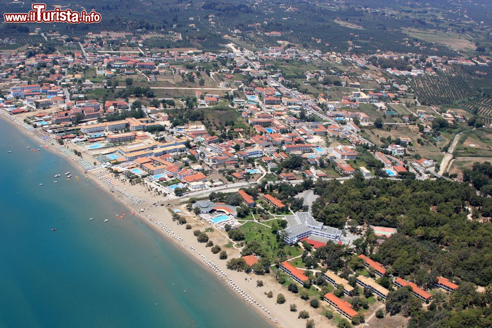 Immagine La spiaggia di Laganas a Zante: vista aerea della spiaggia più frequentata su Zacinto