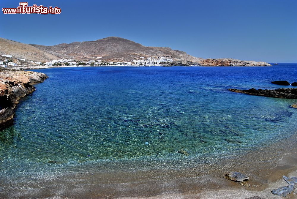 Immagine La spiaggia di Latinaki a Folegrandos, arcipelago delle Isole Cicladi in Grecia