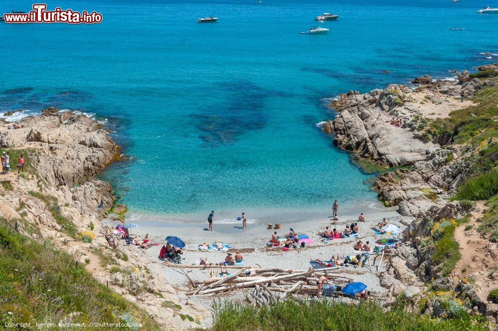 Immagine La spiaggia di l'Esaclet nei pressi di Ramatuelle, Francia, vista dall'alto in estate - © Juergen Wackenhut / Shutterstock.com