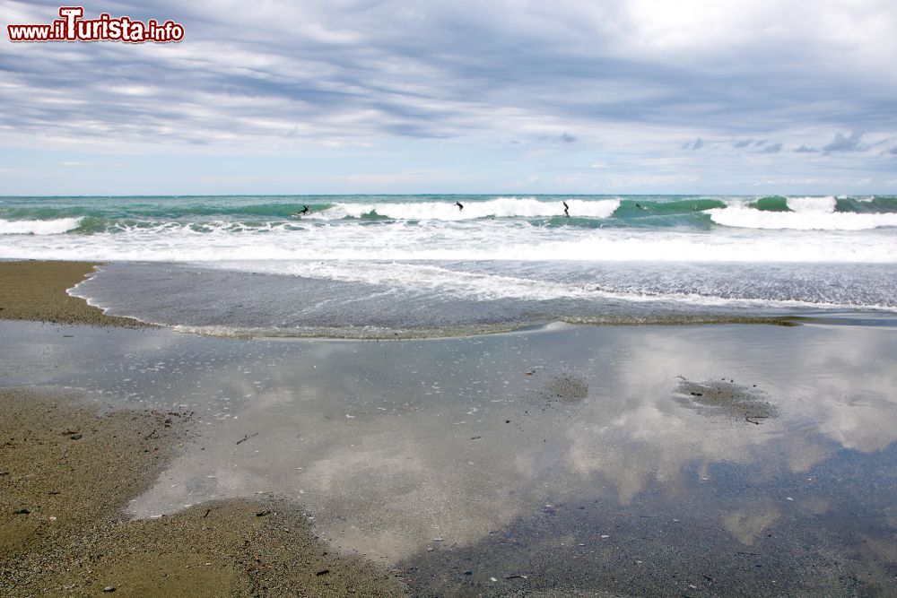 Immagine La spiaggia di Levanto con il mare mosso, Liguria.