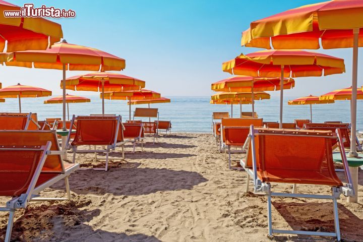 Immagine La spiaggia di Lido di Classe, una delle mete perfette per una vacanza in famiglia, sulla riviera romagnola