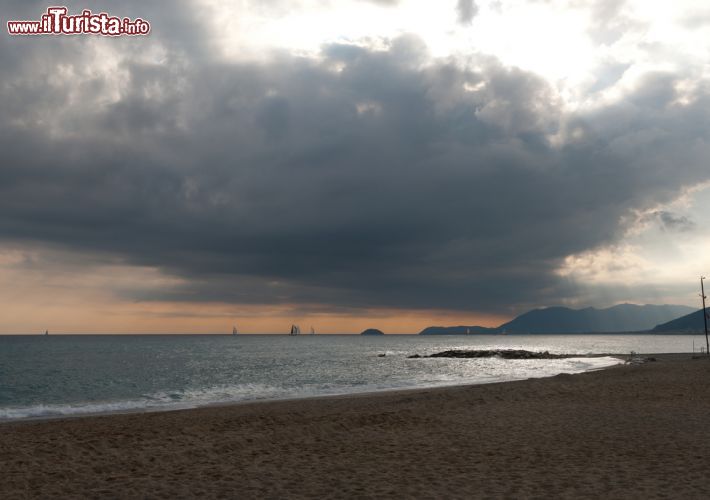 Immagine La spiaggia di Loano in Liguria - © sergioboccardo / Shutterstock.com