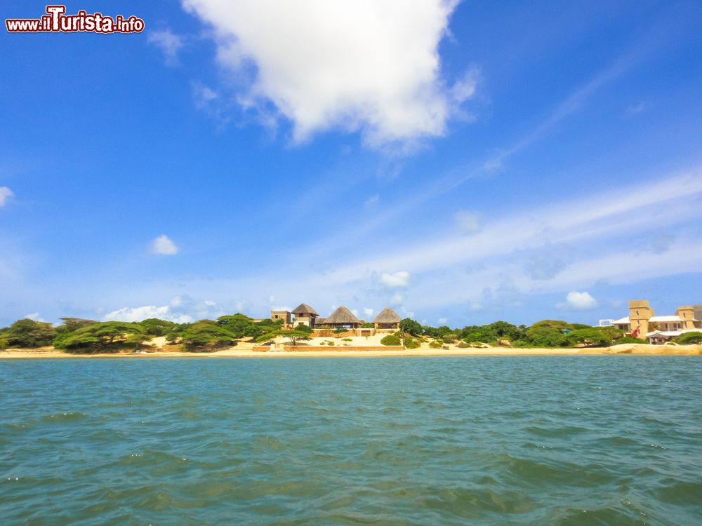 Immagine La spiaggia di Manda Island, Kenya, nei pressi dell'isola di Lamu. A bordo dei tradizionali dhow, le imbarcazioni locali, si possono scoprire gli angoli più suggestivi dell'isola.