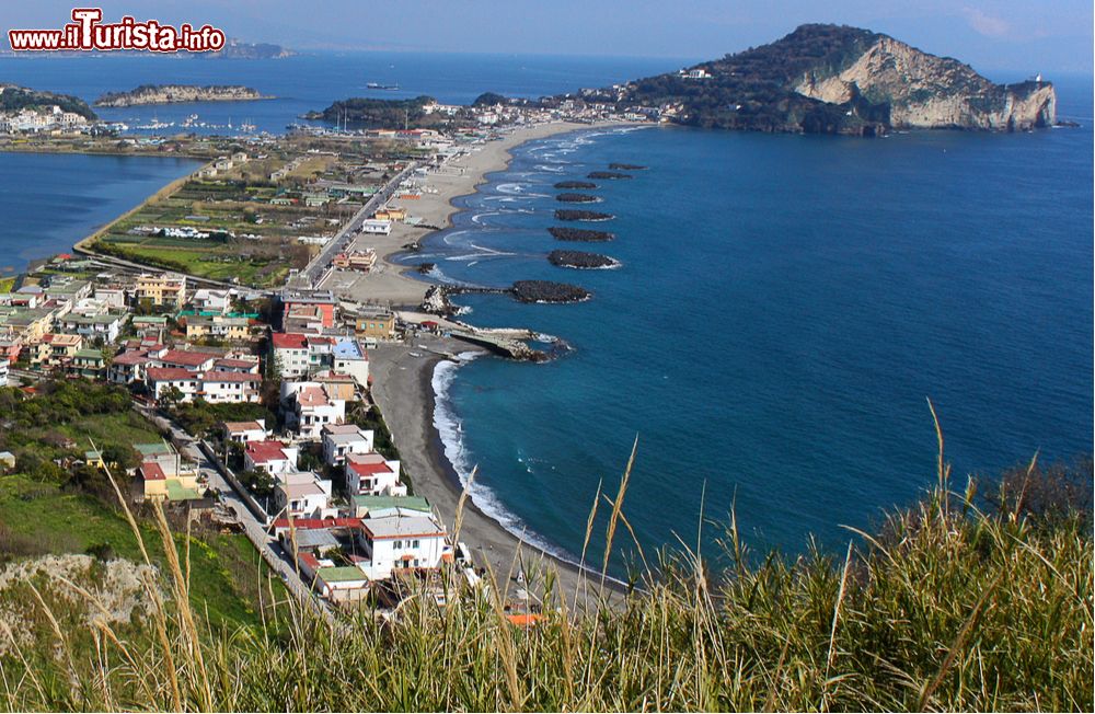 Immagine La spiaggia di Miliscola, sulla costa di Bacoli in Campania