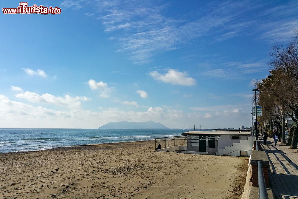 Immagine La spiaggia di Minturno con il Circeo sullo sfondo a Formia, provincia di Latina, Lazio.