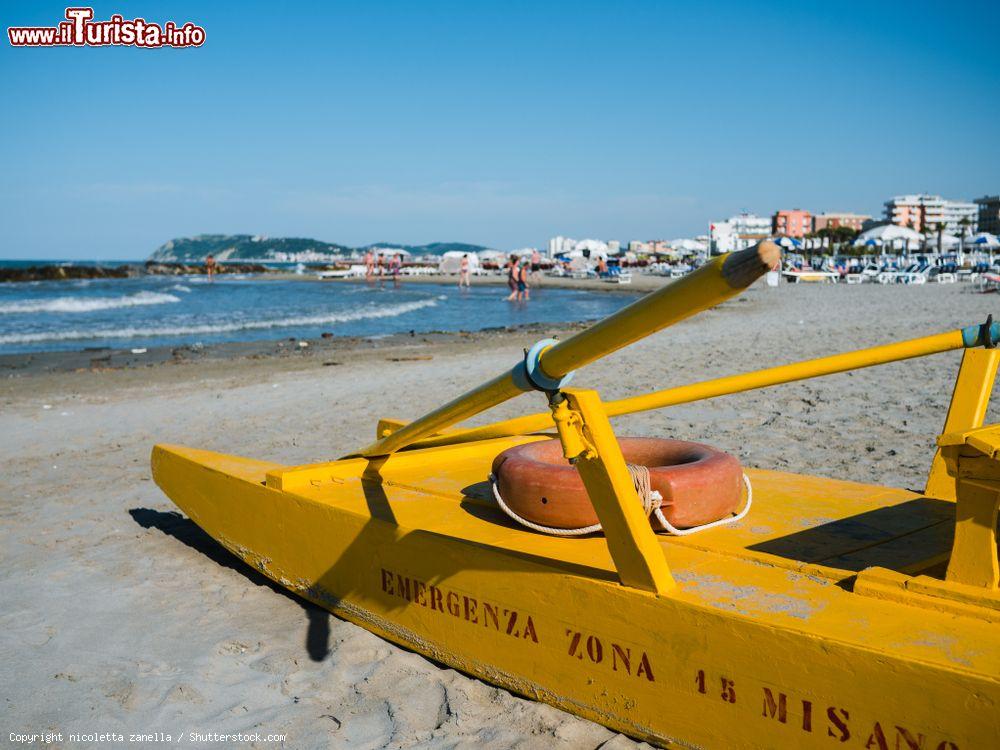 Immagine La spiaggia di Misano Adriatico, in primo piano un moscone del servizio di salvataggio - © nicoletta zanella / Shutterstock.com