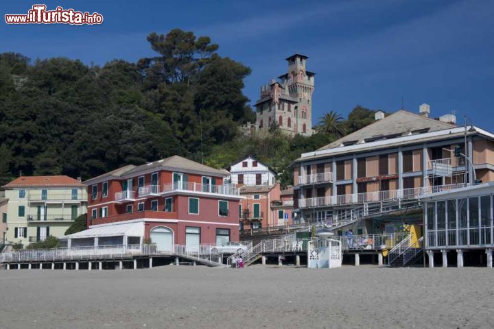 Immagine La bella spiaggia di Moneglia, il borgo con le case colorate e più in alto il castello, con architettura in parte di stile Liberty