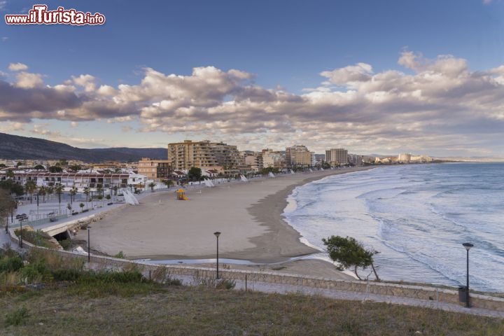 Immagine La spiaggia di Morro de Gos a Oropesa del Mar, Spagna. Una bella veduta dall'alto di questo ampio e tranquillo tratto di litorale spagnolo con sabbia dorata e acque limpide e cristalline poco profonde. A premiare Morro de Goes è ormai da anni il riconoscimento internazionale della Bandiera Blu