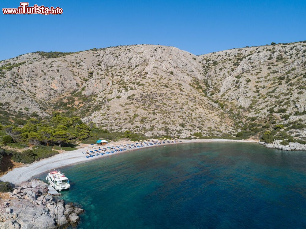 Immagine La spiaggia di Agios Nikolaos è una delle spiagge più belle dell'isola di Hydra, in Grecia.