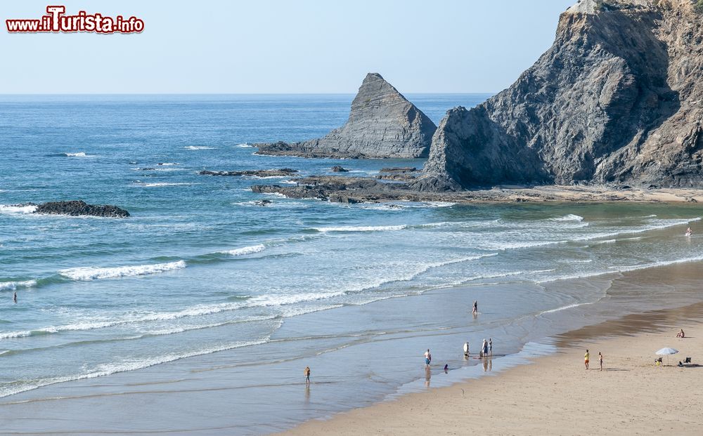 Immagine La spiaggia di Odeceixe nei pressi di Aljezur, Portogallo. Situata alla foce del fiume Seixe, dove si possono fare escursioni in barca e canoa, questa praia è una delle più conosciute della regione.