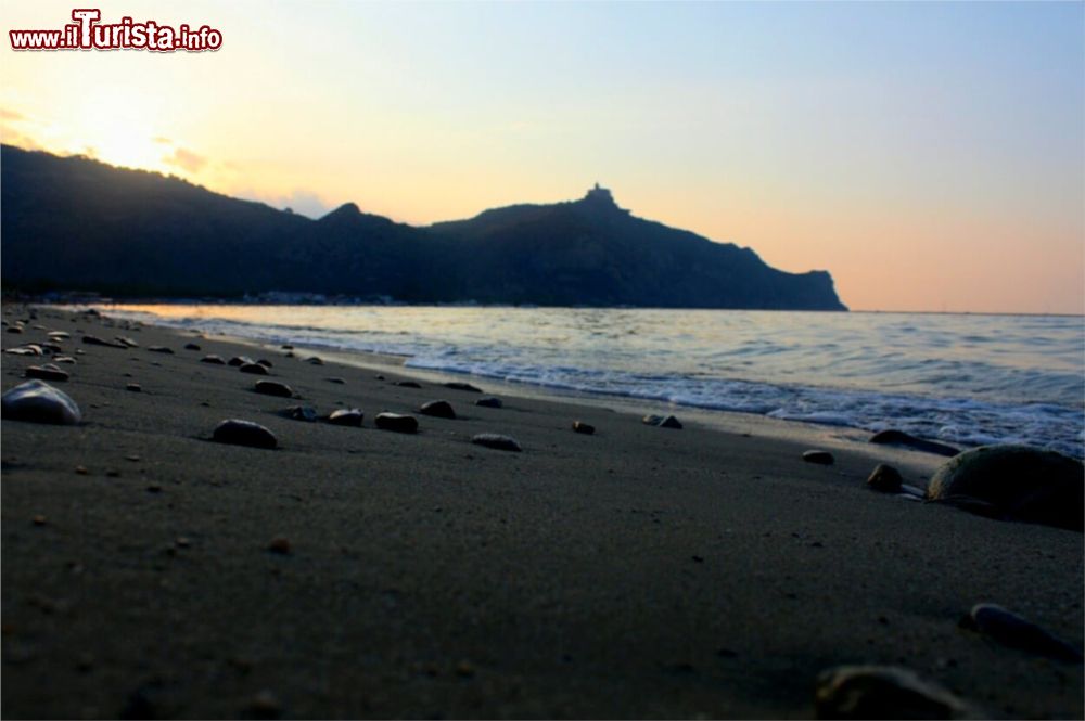 Immagine La spiaggia di Oliveri al tramondo e il profilo di Capo Tindari