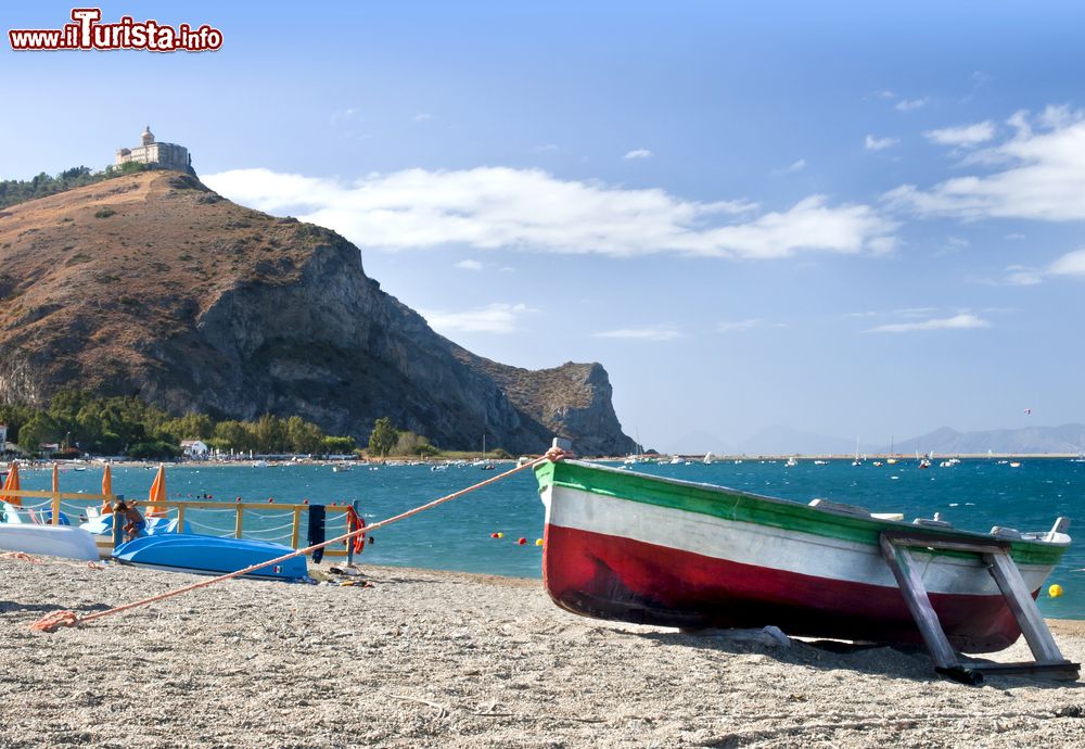 Immagine La spiaggia di Oliveri in Sicilia, sullo sfondo il Santuario di Tindari