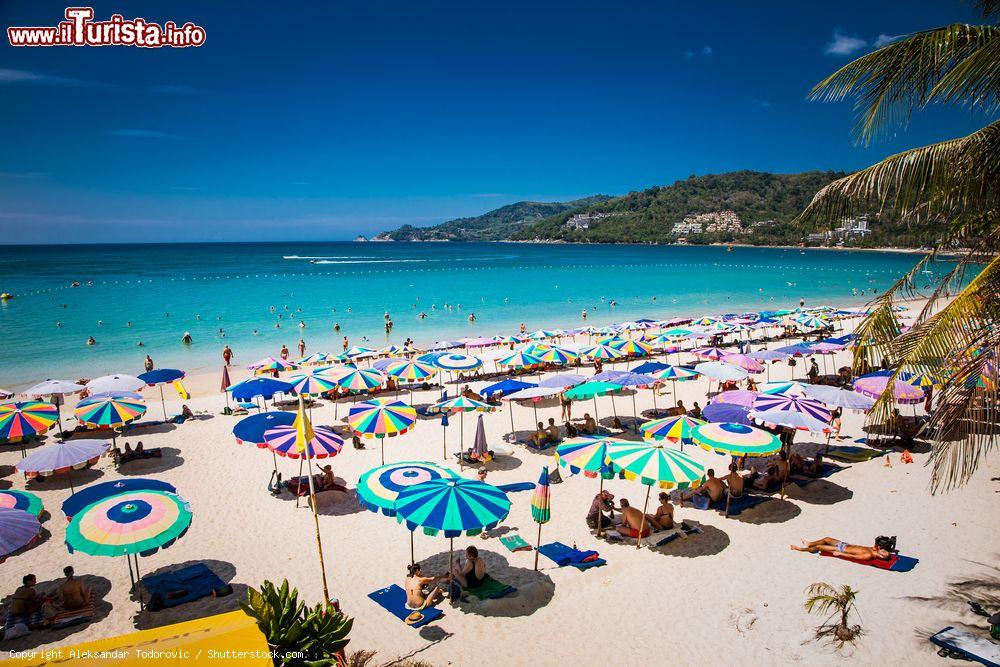 Immagine La spiaggia di Patong beach  in alta stagione, siamo nella zona di Phuket in Thailandia - © Aleksandar Todorovic / Shutterstock.com