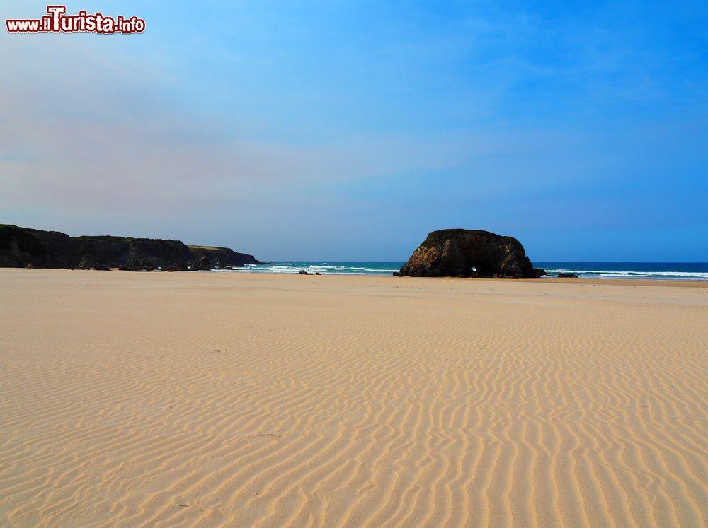 Immagine La spiaggia di Penarronda nelle Asturie in Spagna, vicino a Castropol. Questo ampio tratto sabbioso di litorale si trova circa 7 chilometri a nord-est del villaggio di Castropol ed è una delle migliori spiagge nel nord del paese.