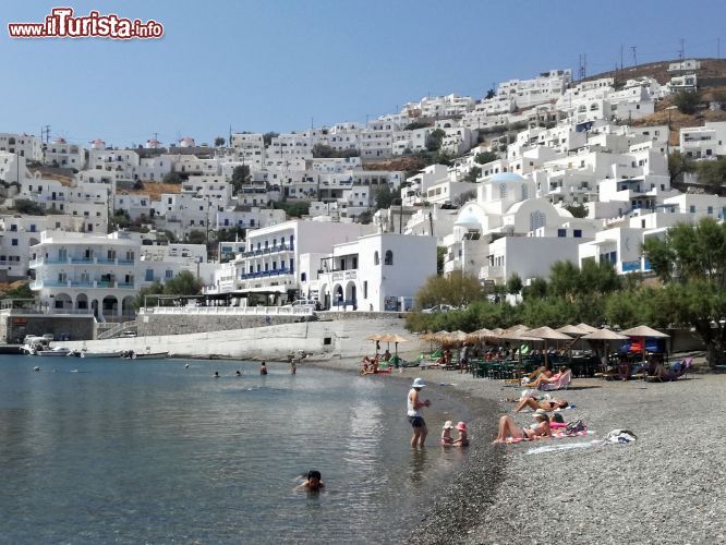 Immagine La spiaggia di Pera Gialos, Astypalaia, proprio sotto le case del paese (Grecia). Una suggestiva immagine di questo tratto di sabbia su cui si affacciano le tipiche abitazioni bianche dell'isola.