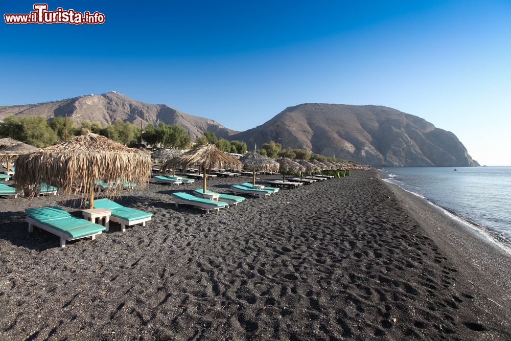 Immagine La spiaggia di Perissa una delle più belle sull'isola di Santorini, Thira, in Grecia