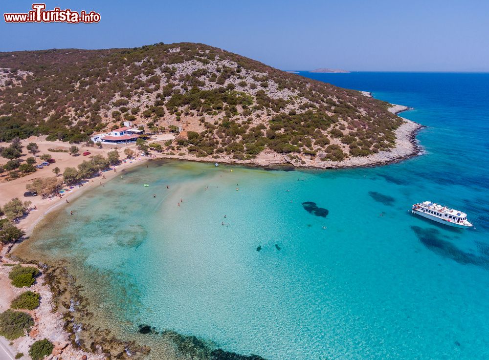 Immagine La spiaggia di Platis Gialos a Lipsi, Grecia, vista dall'alto: siamo nel tratto di litorale più popolare dell'isola. Qui si trova un pezzo di mare dal colore incantevole, limpido e tranquillo.