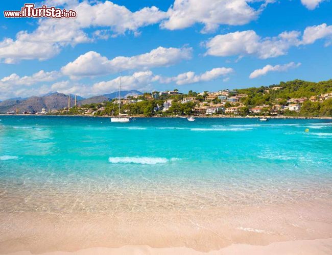 Immagine La spiaggia di Platja de Alcudia, isole Baleari, Spagna. E' uno dei maggiori centri residenziali e turistici dell'isola - © holbox / Shutterstock.com
