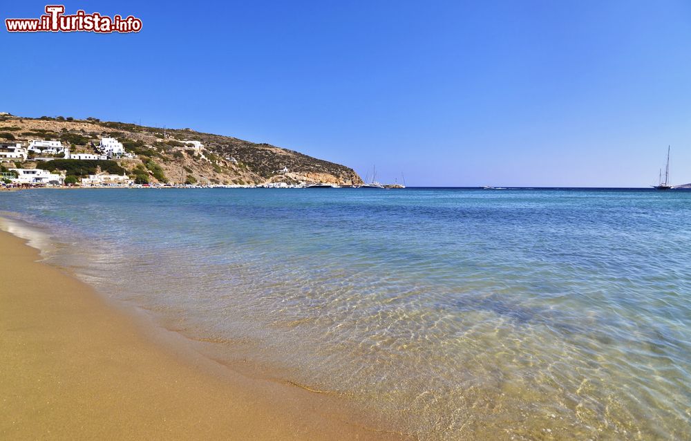Immagine La spiaggia di Platys Gialos sull'isola di Sifnos, Grecia. Le acque azzurre e cristalline dell'Egeo lambiscono il litorale dell'isola. In questa immagine, una delle spiagge sabbiose di Sifnos.