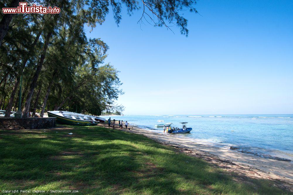 Immagine La spiaggia di Pointe aux Piments sulla costa ovest di Mauritius, Oceano Indiano - © Pascal Lagesse / Shutterstock.com