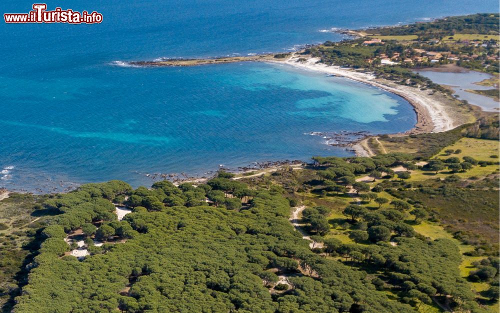 Immagine La Spiaggia di Porto Ainu si trova vicino a Budoni in Sardegna