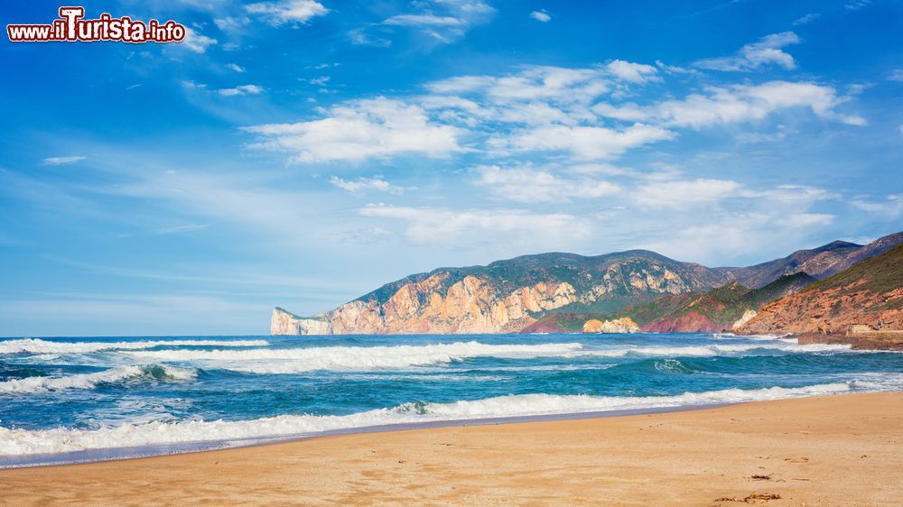 Immagine La spiaggia di Porto Paglia (Gonnesa) con la costa ovest della Sardegna sullo sfondo.