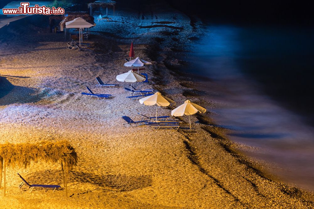 Immagine La spiaggia di Potami Beach fotografata di notte, ad Himare in Albania