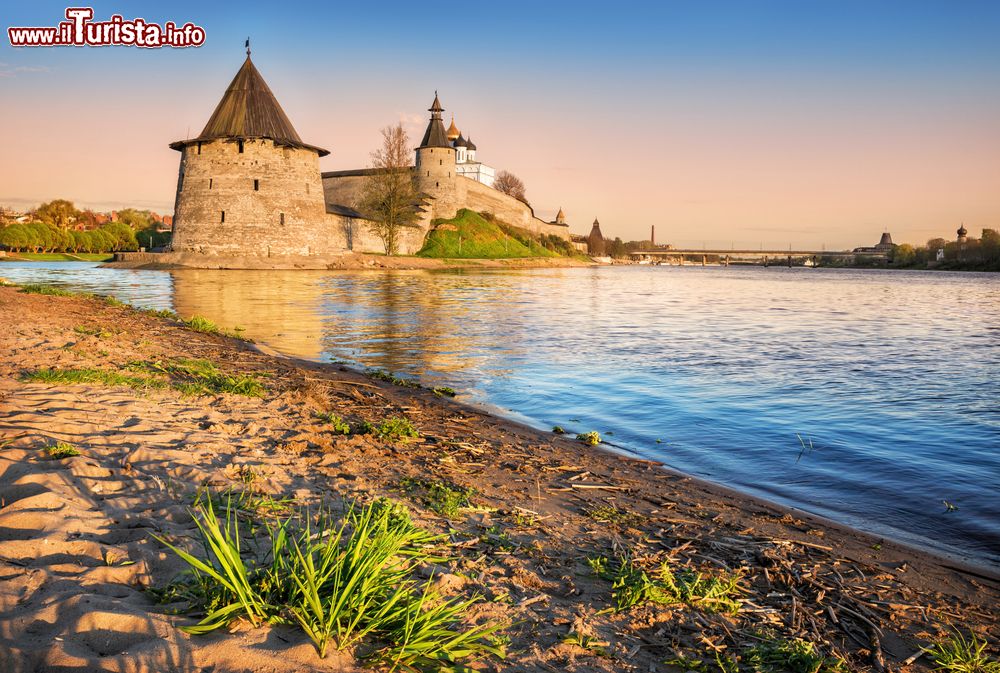 Immagine La spiaggia di Pskov sulle sponde del fiume Velikaja nei pressi del cremlino, Russia.