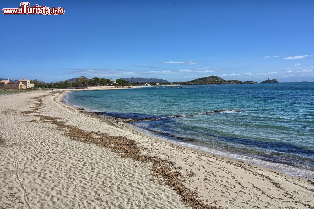 Immagine La spiaggia di Pula in Sardegna, proprio accanto al sito archeologico di Nora.