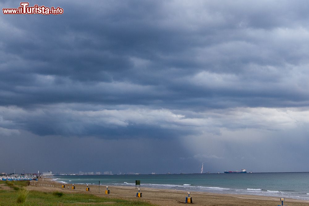 Immagine La spiaggia di Punta Marina in estate durante un temporale. La diga foranea di Marina di Ravenna sullo sfondo