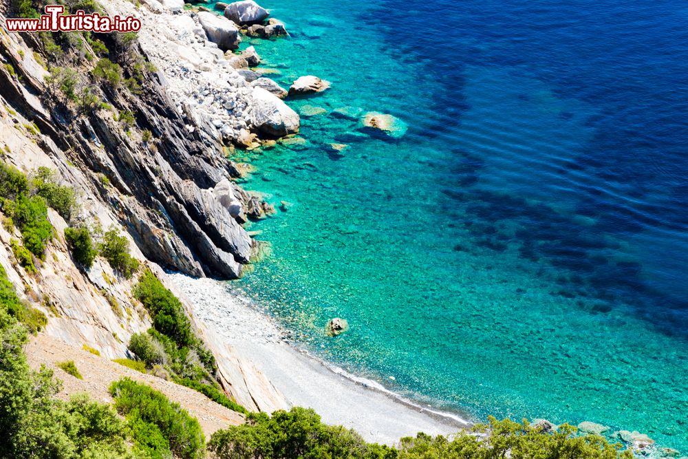 Immagine La spiaggia di Punta Nera si trova a 2 km da Chiessi, Isola d'Elba