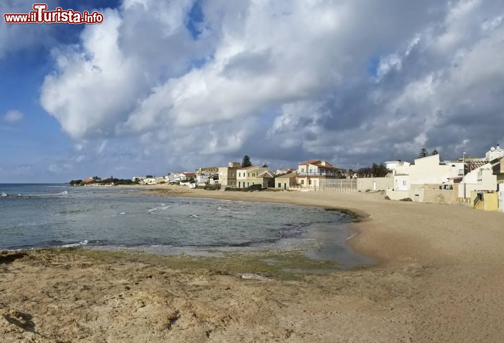 Immagine La Spiaggia di Punta Secca in Sicilia, uno dei luoghi della serie tv Il Commissario Montalbano