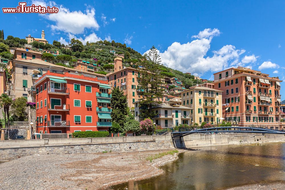 Immagine La spiaggia di Recco (Genova) e le belle case colorate in riva al mare della Liguria.