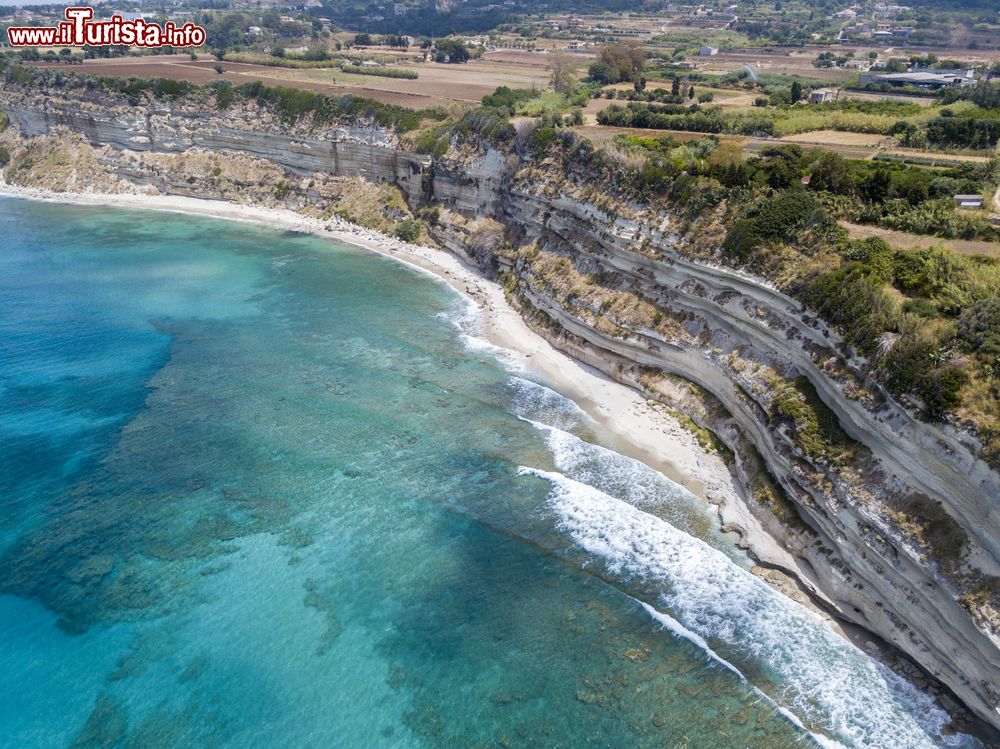 Immagine La spiaggia di Ricadi, il mare cristallino del Tirreno in Calabria.