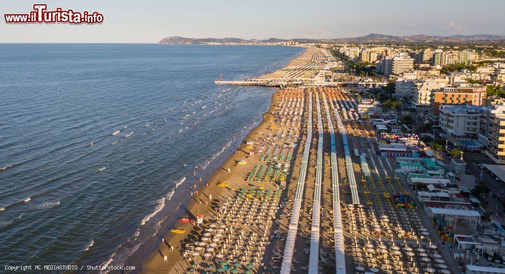 Immagine La spiaggia di riccione al tramonto, sullo sfondo Cattolica ed il promontorio di Gabicce Mare - © MC MEDIASTUDIO / Shutterstock.com