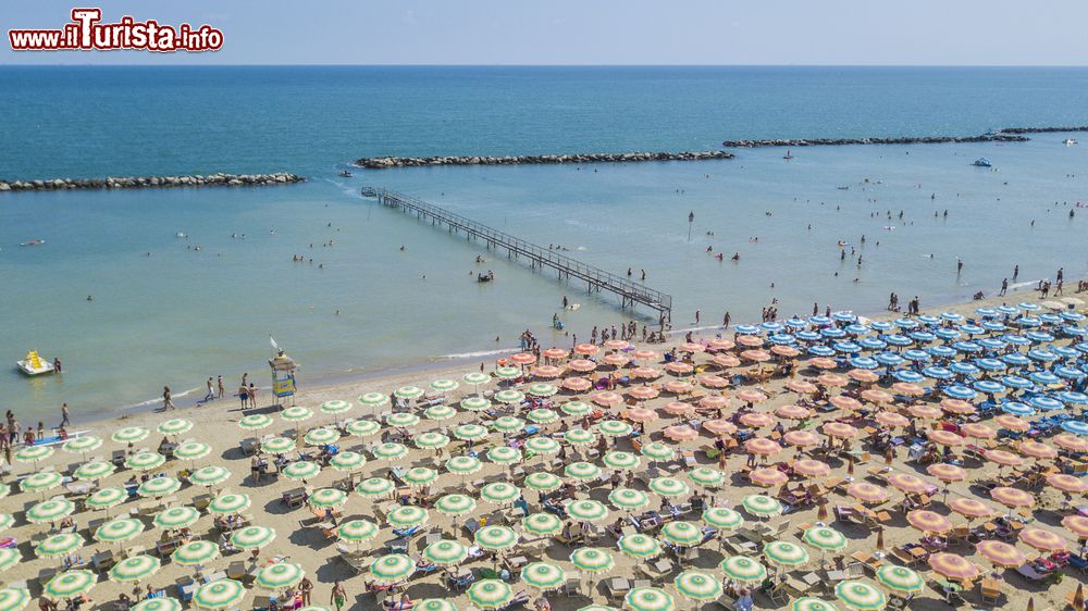 Immagine La spiaggia di Riccione sulla Rivera Romagnola in Emilia-Romagna. In estate è una delle mete balneari più frequentate d'Italia.