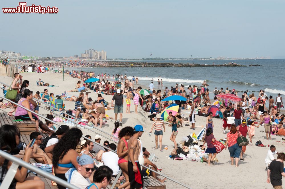 Immagine La spiaggia di Rockaway Beach a New York CIty sulla 97a strada © JulienneSchaer 200 / NYC & Company, Inc.