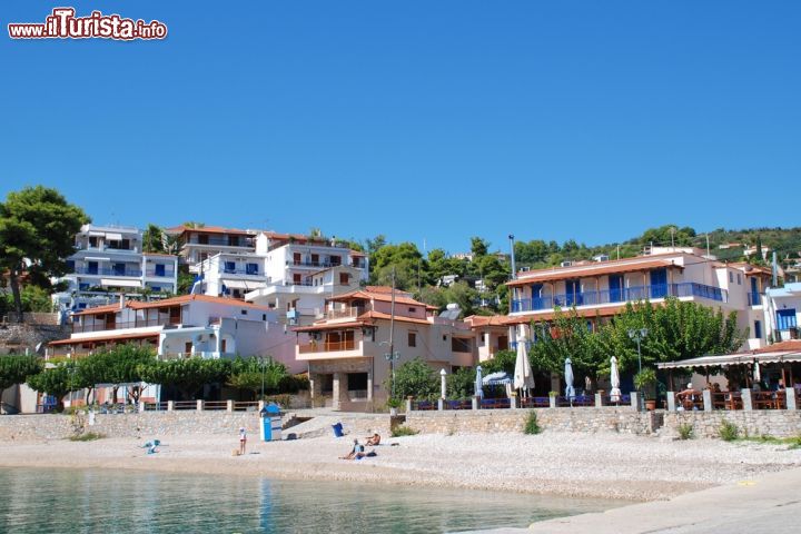 Immagine La spiaggia di Rousoum Gialos a Alonissos. Il villaggio di Rousoum era un tempo il luogo dedicato all'esportazione del vino - © David Fowler / Shutterstock.com