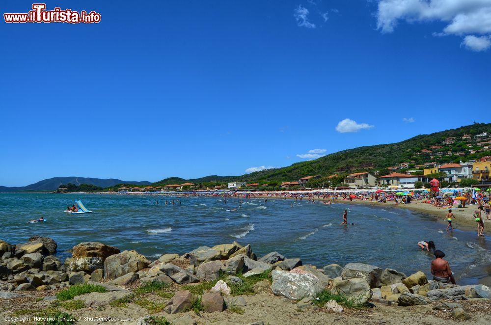 Immagine La spiaggia di sabbia di Castiglione della Pescaia, Toscana, con turisti in relax nei mesi estivi - © Massimo Parisi / Shutterstock.com