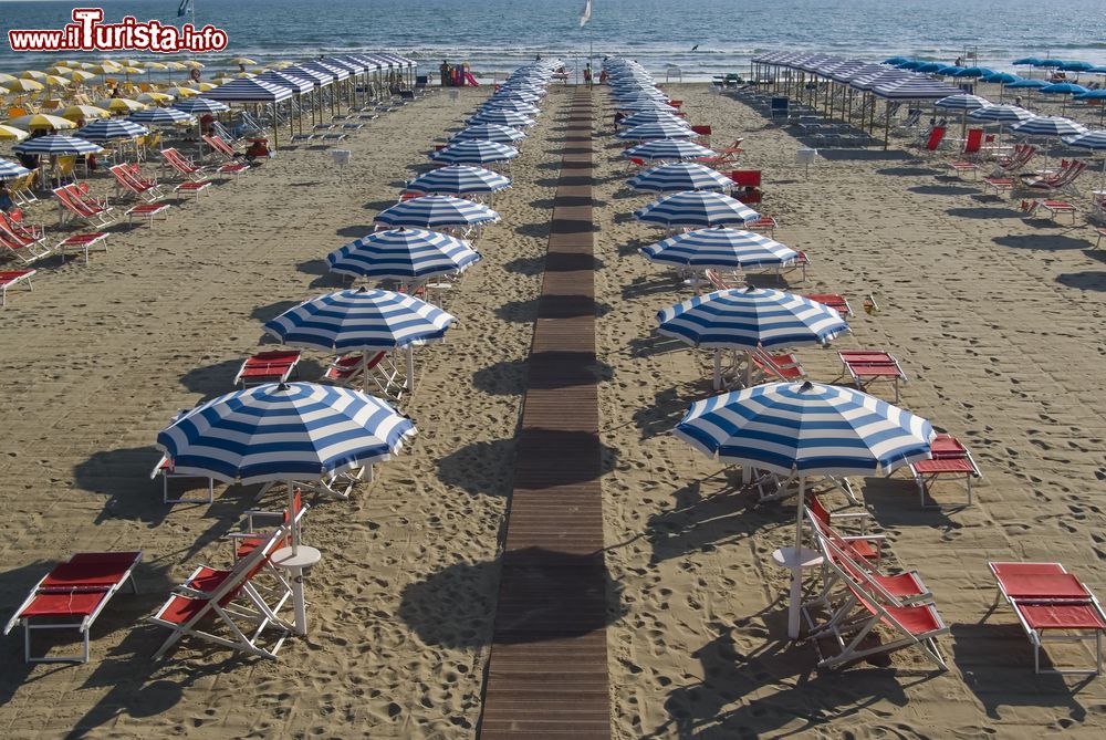Immagine La spiaggia di sabbia di Viareggio nei pressi di Forte dei Marmi, Toscana, con ombrelloni e sdraio. Viareggio, altra località balneare della provincia di Lucca, si trova a poco più di 13 km da Forte dei Marmi ed è nota per le sue spiagge e il carnevale.