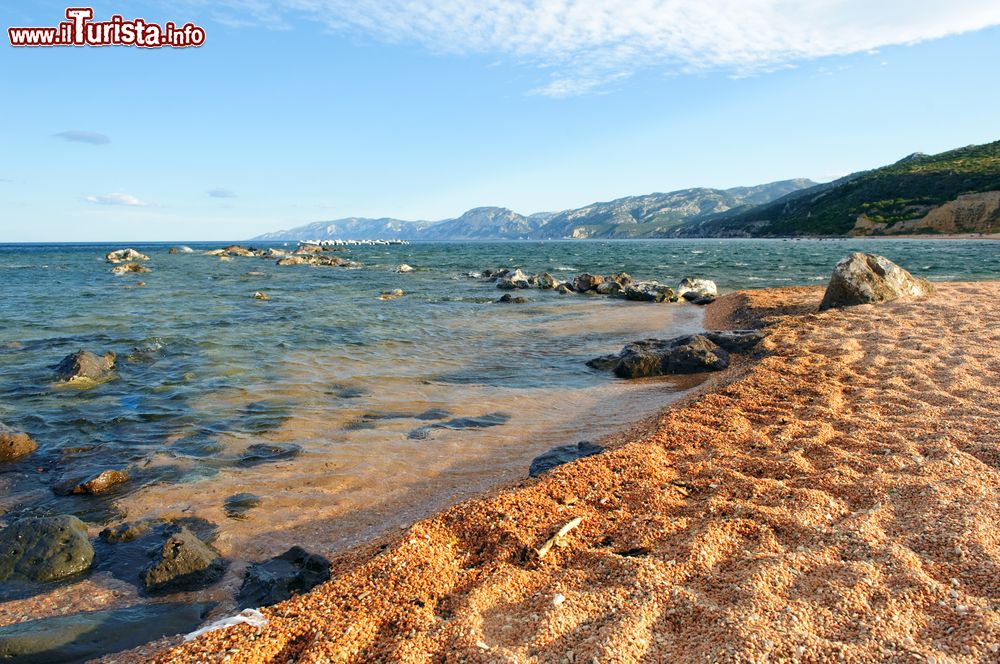 Immagine La spiaggia di sabbia grossa e ciottoli a Cala Gonone in Sardegna