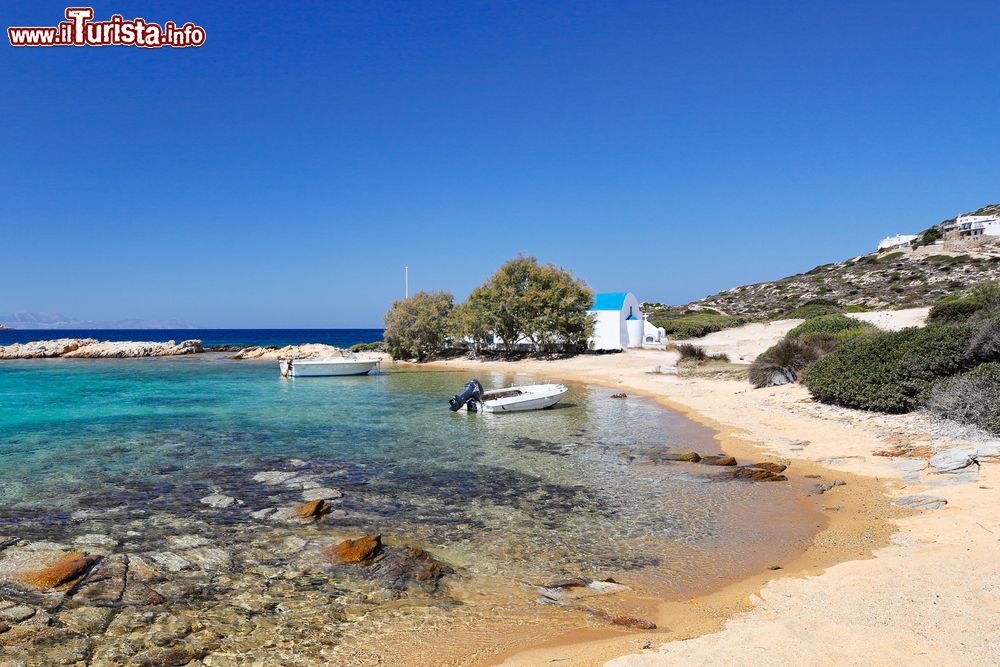 Immagine La spiaggia di Saint George sull'isola di Antiparos, Cicladi, Grecia, lambita da acqua blu cobalto.