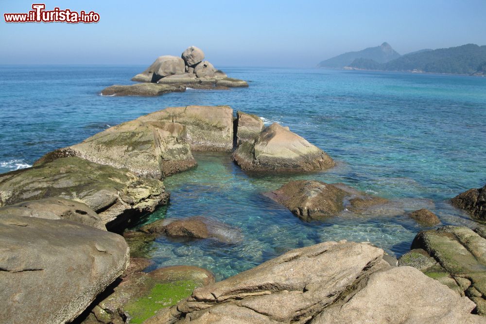 Immagine La spiaggia di Sant'Antonio a Ilha Grande, Rio de Janeiro, Brasile. E' una delle 106 spiagge che caratterizzano il litorale di quest'isola che un tempo ospitava una prigione politica e prima ancora una colonia di lebbrosi.