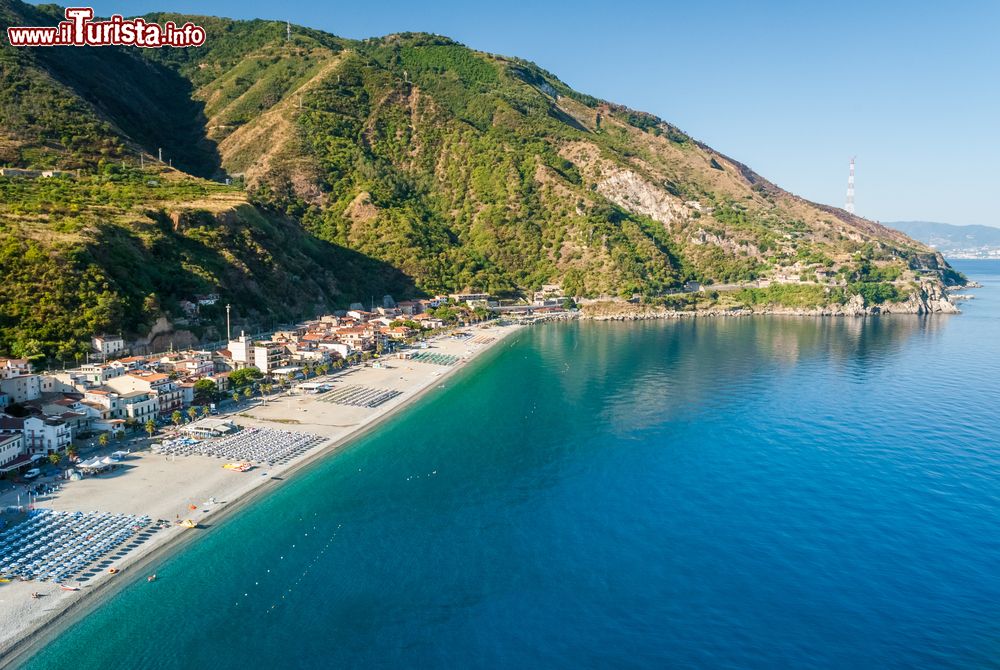 Immagine La spiaggia di Scilla in Calabria, si trova sulla parte terminale della costa tirrenica calabrese