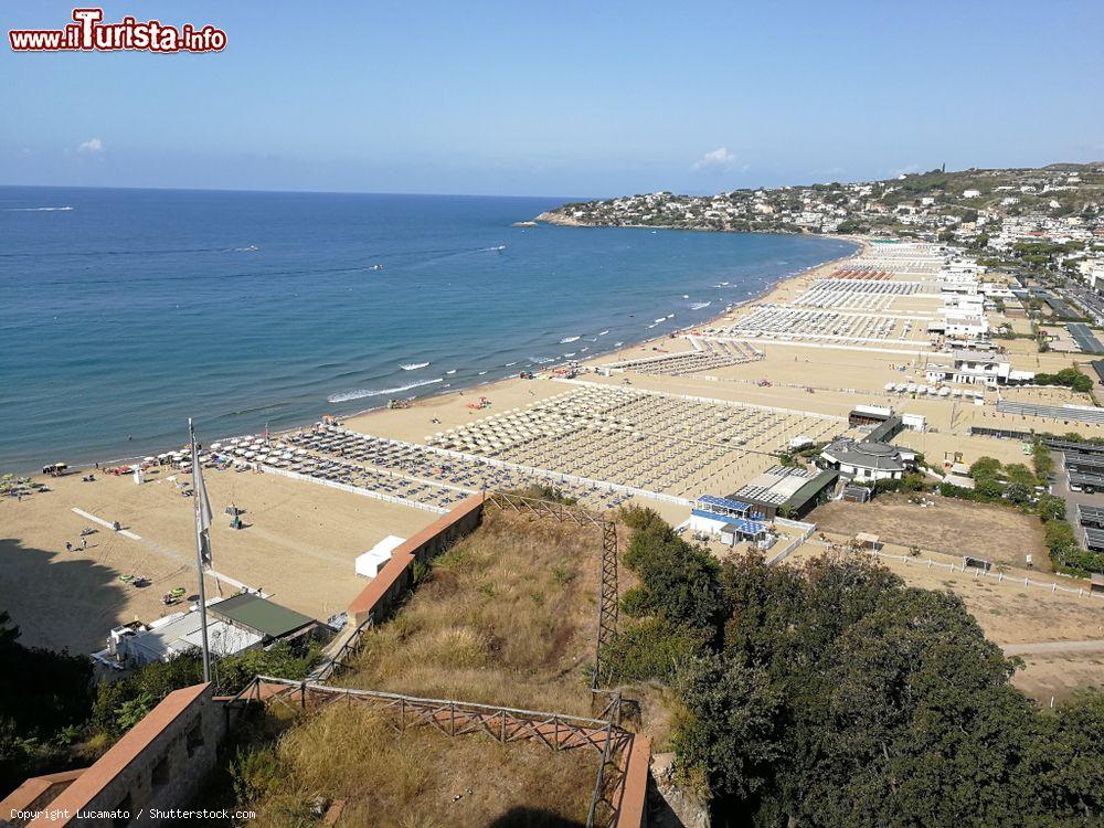 Immagine La spiaggia di Serapo a Gaeta fotografata dal Parco regionale di Monte Orlando nel Lazio - © Lucamato / Shutterstock.com