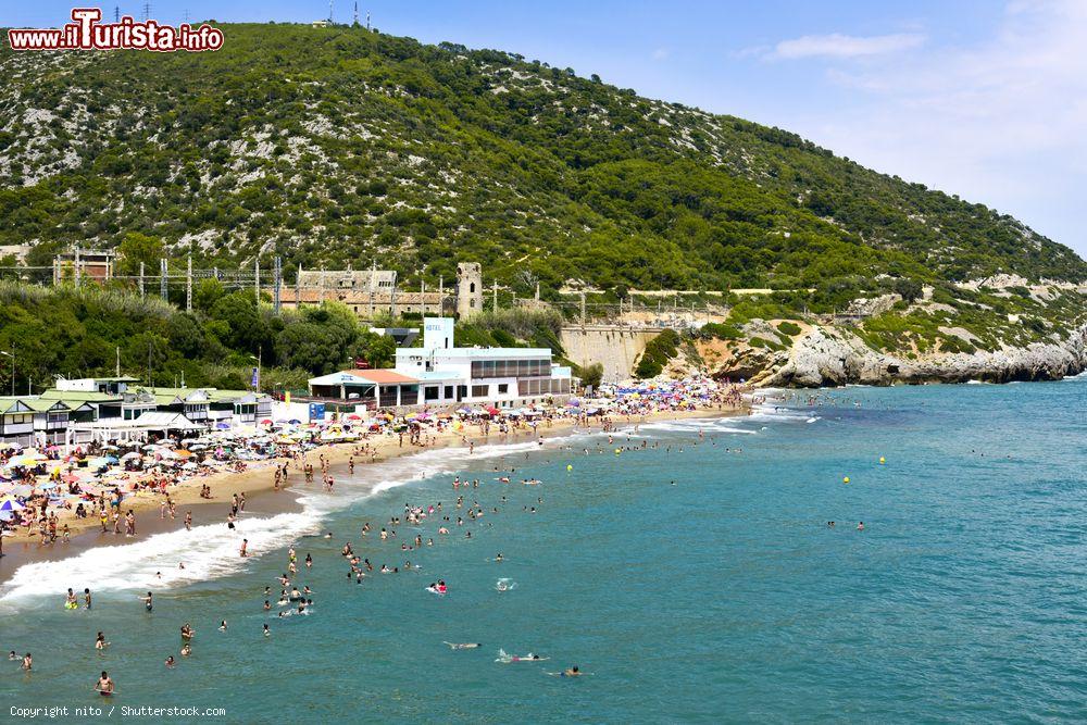 Immagine La spiaggia di Sitges, popolare località di mare della Catalogna, Spagna - © nito / Shutterstock.com